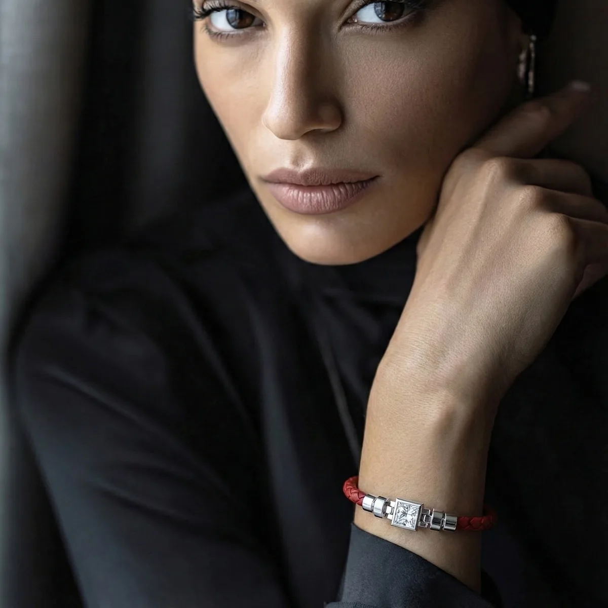 Jubilee 1 carat Princess Diamond with Braided Calf Leather in 18 carat Gold, view 5 – Viktor Alexander